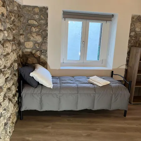Tra Monti E *